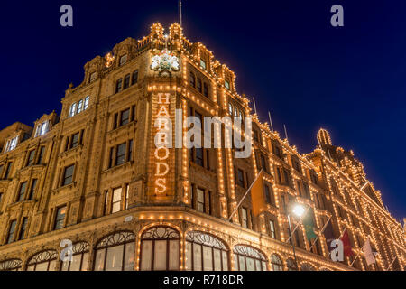 Grand magasin Harrods lumineux, Nuit, Paris, France Banque D'Images