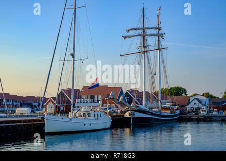 La goélette BANJAARD a amarré dans le port de Klintholm Havn, l'île de Moen, le Danemark. Banque D'Images