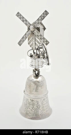 Orfèvre : Hendrik van Beest, moulin d'argent avec l'inscription Don van den Heere PIETER KRAAY. À la Rotterdamsche Molenaarsgilden ... Luyde que Hooft, moulin tasse verres Vaisselle argent martelé, titulaire gravé moulé en forme de cloche avec bande profilée au lantern mill avec des briques à l'aide de l'échelle d'entraînement au chalumeau dans la porte et sur l'échelle, en transportant hommes sac de farine sur l'arrière, bord supérieur de l'extérieur de la cuvette (estampillés dans) Rotterdam 1722 Pieter Kraay Jan van der Werf Cornelis de Vos, snakerij Goeijer Louis de Frans Greenwood Miller guild guild Banque D'Images