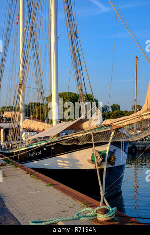 La goélette BANJAARD à quai dans le port de Klintholm Havn, l'île de Moen, le Danemark, la Scandinavie, l'Europe. Banque D'Images