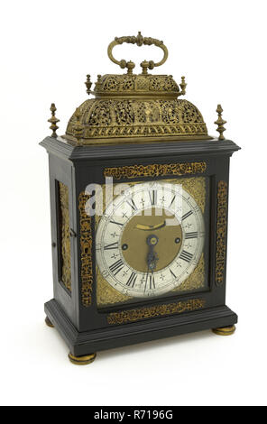 William Gib, tableau noir-topper avec double-panier et en plaque, richement gravé montre horloge horloge chêne bois instrument de mesure acier laiton, textiles de base rectangulaire sur quatre laiton doré en forme de bol renversé les pieds avec edge au milieu. Au bas du châssis profilé autour. À l'avant et arrière avec porte en verre carré carré volet. Sur le bois des portes autour du verre en laiton doré quatre vases rocaille avec ornements et autres motifs symétriques. Le long de la surface supérieure du profilé double avec quatre clochetons sur les points d'angle sous la forme d'une urne avec des flammes. Au centre de t Banque D'Images