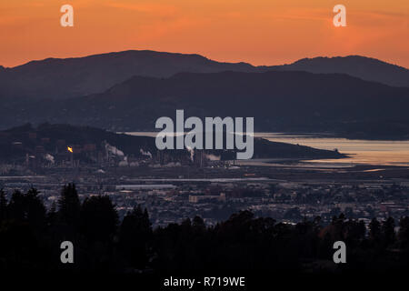 Une vue de la baie de San Francisco où il se fond dans la baie de San Pablo, à Richmond dans l'avant-garde et les collines à l'arrière alors que le soleil se couche. Banque D'Images