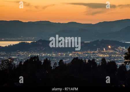 Une vue de la baie de San Francisco où il se fond dans la baie de San Pablo, à Richmond dans l'avant-garde et les collines à l'arrière alors que le soleil se couche. Banque D'Images