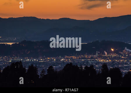 Une vue de la baie de San Francisco où il se fond dans la baie de San Pablo, à Richmond dans l'avant-garde et les collines à l'arrière alors que le soleil se couche. Banque D'Images