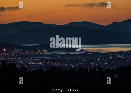 Une vue de la baie de San Francisco où il se fond dans la baie de San Pablo, à Richmond dans l'avant-garde et les collines à l'arrière alors que le soleil se couche. Banque D'Images