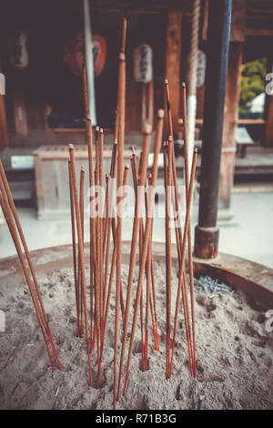 Bâtons d'encens dans le Kinkaku-ji, Kyoto, Japon Banque D'Images