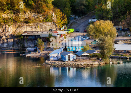 Centre de plongée à Kraken réservoir Zakrzowek, ville de Cracovie en Pologne, le lac et les falaises de l'ancienne carrière de calcaire Banque D'Images