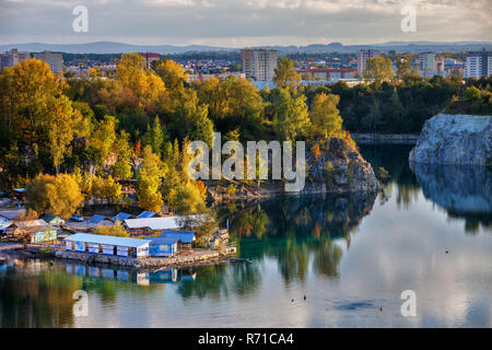 Centre de plongée à Kraken réservoir Zakrzowek, ville de Cracovie en Pologne, le lac et les falaises de l'ancienne carrière de calcaire Banque D'Images