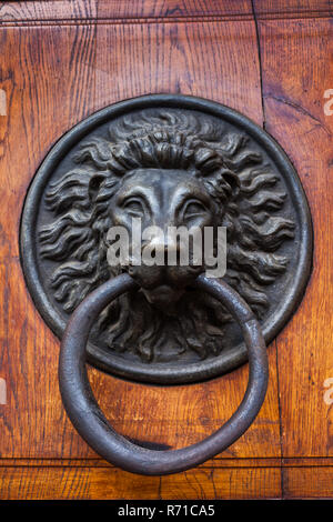 Ancien heurtoir avec tête de lion sculpture métal antique dans la vieille ville de Cracovie en Pologne. Banque D'Images