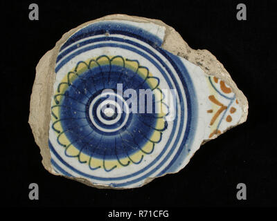 WJ, Fragment majolica dish, polychrome, rosette, signé, la plaque porte-vaisselle en céramique faïence sol trouver glaçure, cuite sur le dessous recouvert de plomb glaçure. Polychrome. Signé au revers les initiales : WJ archéologie décorer de Rotterdam Rotterdam 1940 Découverte du sol de l'alimentation. Banque D'Images