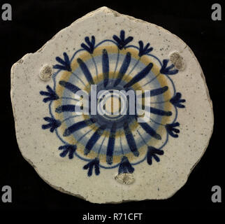 Assiette majolique de fragment, jaune et bleu sur blanc, rosette, la plaque porte-vaisselle en céramique faïence sol trouver glaze, cuit dessous recouvert de glaçure plombifère claire. Archéologie polychrome pour servir la nourriture Banque D'Images