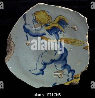 Fragment de l'Assiette de majolique, polychrome, plump Amor ou Cupidon d'une flèche à la main, lave vaisselle plaque de sol support céramique, émail poterie trouver dessous au four recouverte de glaçure plombifère vert pâle. Cette Polychrome Amor est représenté avec une flèche dans la main gauche, le carquois et l'arc est absente de l'archéologie. Décorer de Rotterdam découverte archéologique de la nourriture dans le sol Rotterdam 1941. Banque D'Images