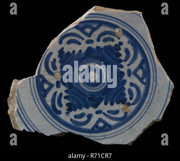 Assiette majolique de fragment, bleu sur blanc, la surface du terrain à quatre côtés avec pinceau motif, lave vaisselle plaque terre poterie céramique découverte titulaire glaze, pinceau symétrique brodé décor italien Italie archéologie servant décorer food Banque D'Images