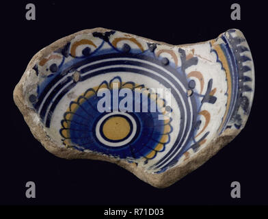 Majolique Fragment bol, jaune, orange et bleu sur blanc, rosette sur le Moyen-Orient, edge, pap vaisselle bol bol poterie céramique trouver sol porteur glaze, tournées à la main glacé frit frit majolique peint Fragment de bol. Rosette dans le miroir bleu et orange. Tapisserie sur le bord. Bas près de clarté grâce à glaçure. Standring. Servir le porridge porridge porridge au service archéologie frit Banque D'Images