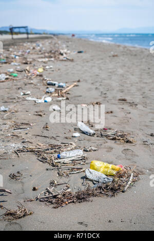 Détritus sur la plage port Banque D'Images