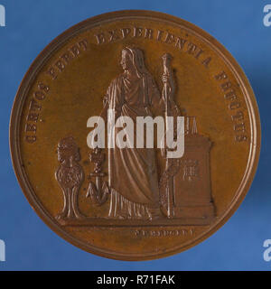 J.P. Menger, médaille à l'occasion du centenaire de la société Bataafsch pour Philosophie Expérimentale à Rotterdam, le médaillon de bronze bronze, debout figure féminine dans la main droite un ancrage dans le personnel de gauche avec le ruban à droite piédestal avec arme de Rotterdam ; pharmacie gauche-cooker, CEROS FERET EXPERIENTIA FRUCTUS (ronde) RERUM MAGISTRA (sur le ruban) Proefondervindelijke Bataafsch Genootschap der Wijsbegeerte Rotterdam Banque D'Images