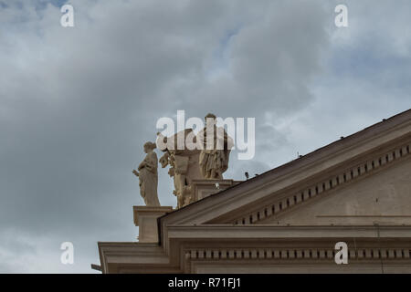 Les statues sur l'aile gauche de la Place Saint Pierre, Vatican, Italie Banque D'Images