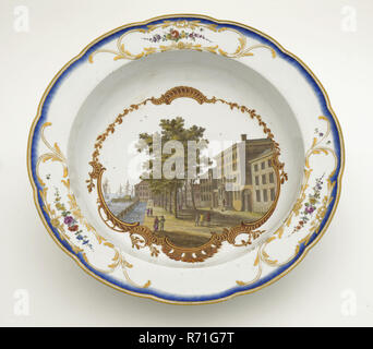 Meissen Porzellan-Manufaktur, Dish avec image de la siège de la Dutch East India Company (Oost-Indisch Huis) à la Boompjes, vaisselle en céramique de la plaque support de Bol en porcelaine, tourné au four peint tout droit convexe anneau stand bord cannelé bol gaufré légèrement deux épées croisées avec (point bas peint en bleu de la ville de Rotterdam sous glaçure) COV Triangle Dutch East India Company Willem V Orange Nassau Boompjes East Indian House 1700 En 1772, l'East India Company commander service de décoration de 435 pièces de l'usine de porcelaine de Meissen comme cadeau pour le prince William comme stathouder V en 1774 e Banque D'Images