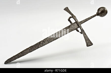 Rapière avec ornements linéaire rapière, épée arme gilet trouver sol metal fer forgé, total arme à deux boutons poussoir courbé légèrement la lame et angel mine souterraine de l'archéologie de la Ville Vieille ville de Rotterdam Triangle Fort militaria sol armement découverte : vieille ville vest pendant fonctionne. Métro Banque D'Images