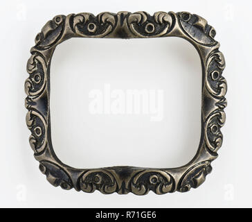 Rectangulaire, convexe, boucle de chaussure avec coins arrondis, feuille stylisée en relief décoration, la masse du composant d'attache boucle métal de l'argent, trouver des coins arrondis rectangulaire en fonte support incurvé légèrement archéologie Rotterdam City triangle Mariniersweg Kipstraat Hoogstraat bas du caisson de fixation coin de Mariniersweg Kipstraat Hoogstraat. Banque D'Images