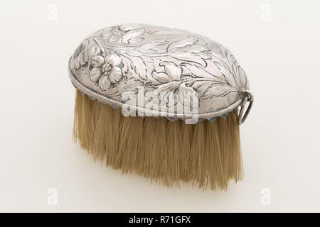 Orfèvre : Johannes Pot, pinceau, pinceau brosse dos manteau d'argent, cheveux en bois scié, conduit par fleur argent ovale ornement détail : trompette narcis scié pavot tulipe bord en zigzag le long du bord extérieur avec anneau de suspension (marqués) soins des vêtements propres Banque D'Images