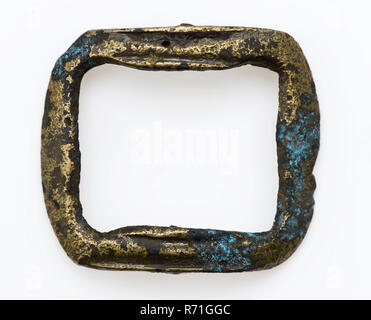 Boucle de chaussure Rectangulaire avec coins arrondis, fermeture boucle partie trouver sol cuivre laiton, fonte de métal légèrement courbé en milieu carré avec coins arrondis. Il manque de style au milieu de la ville de Rotterdam archéologie Oostplein triangle New Harbour Service de confirmer la découverte du sol : Nieuwe Haven Oostplein fin 1985. Banque D'Images