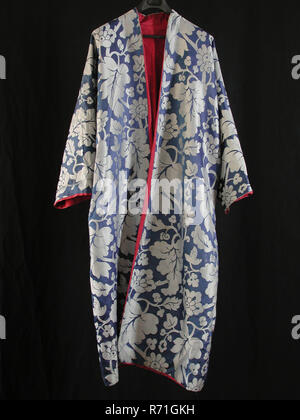Robe en soie bleue avec motif floral tissé couleur argent et rouge doublure rip, kimono, kimono Vêtements hommes Vêtements de soie épaule w 80,0 manchon, lg w 134,0 162,0 97,0 w bas robe de soie bleu textile avec motif floral tissé couleur argent et rouge doublure défonceuse ; coupe droite ; l'homme robe de chambre robe de chambre kimono déshabillé Banque D'Images