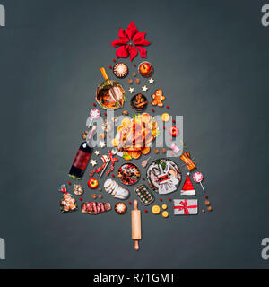 Arbre de Noël avec divers Noël Nourriture : Turquie le plateau, jambon rôti, sucreries et bonbons, biscuits , vin chaud, gingerbread man décoré Banque D'Images