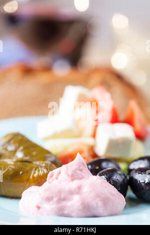 Taramas grec et feuilles de vigne farcies avec une salade Banque D'Images