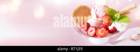 Sundae aux fraises et waffle Banque D'Images