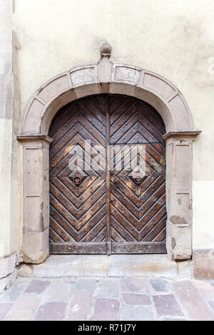 Portes en bois gravées anciennes Banque D'Images