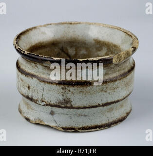 Onguent de poterie, pot bas modèle, large bord supérieur, deux contraintes, émaillée blanc, pommade pot pot en faïence céramique trouve sol porteur glaze tin vitrage, tourné à la main 2x au pot d'onguent faïence bas modèle avec un bord supérieur deux gorges. Diamètre du bord supérieur est plus grand que le diamètre de la paroi latérale et inférieure. Stand avec la lumière de l'âme. Vitrage blanc décoloré sombre en restant dans le sol. Les soins de santé de l'archéologie de Delft Pottery pharmacie vente d'emballage des médicaments de médecine de plaisance Banque D'Images