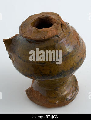 Flûte en terre cuite sur socle, vitrage, flûte toy trouver sol Faïence Céramique relaxant glaze glaçure de plomb, en forme de main tournées à la main en terre cuite au four vitrée de la flûte. Et sphérique de forme irrégulière sur pied de haut standing entièrement vitré sauf le dessous du bas. Petite ouverture avec col en haut. Apparition de la buse toujours présent fragment rouge archéologie Rotterdam Noord Agniesebuurt Saint Franciscus Gasthuis Schiekade poteries indigènes jouant la musique enfant flûtes Rotterdam Schiekade Saint Franciscus Gasthuis deuxième fosse à déchets. Banque D'Images