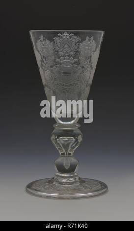 Christiaan Prysler ?, Calice, gravée de polder arme Cool et armoiries de Rotterdam et Van Cool, Rotterdam, Anno 1725 et Collegie van Cool, gobelet en verre à vin en verre potable drinkware table en verre soufflé, titulaire formé et radgraving Kloek meulage wineglass gobelet en verre clair et incolore. Pontil mark sous lumière rond creux croissant avec base pliée vers le bas et autour de rim gravure continu avec vrilles autour de régence perk sur deux noeuds de balusterstam télévision massive deux noeuds avec la bulle d'air continu avec trois lignes arrondies de facettes sur sharp knot Banque D'Images