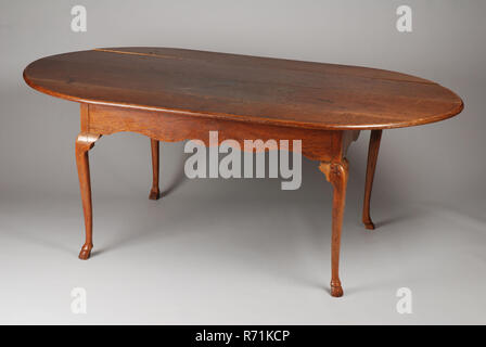 Table ovale Queen-Anne, table de salle à manger table mobilier d'intérieur en bois de chêne, bois de l'orme d'égout cabine jambes avec sabots et lignes festonnées leaf et de la règle de bois de chêne, des pieds de bois de l'orme le centre-ville de Rotterdam Hoogstraat Oudemannenhuis Stadsdriehoek Heiligegeesthuis maison vieil homme Geesthuis provenier Heilige des soins pour les personnes âgées Voir la carte Présentation Stadsdriehoek Twijnstraat Rotterdam Noord Oude Noorden Gerard Scholtenstraat Regentenkamer Queen Anne pluies Heilige Geesthuis Rotterdam. Banque D'Images