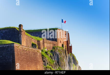 Citadelle de Belfort avec pavillon de la France plus de ciel bleu Banque D'Images