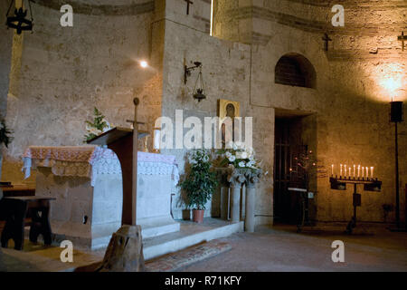 Intérieur de Montesiepi, chapelle de l'ermitage sur la colline au-dessus de l'abbaye cistercienne de San Galgano, Val di Merse, Toscane, Italie Banque D'Images