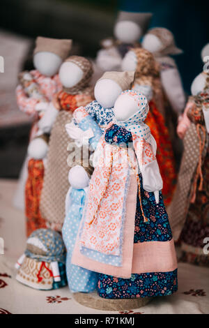 Minsk, Belarus - 23 juin 2018 : poupée folklorique russe. Poupées folkloriques traditionnelles nationales sont populaires de Souvenirs de la Russie Banque D'Images