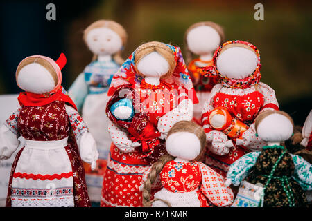 Minsk, Belarus - 23 juin 2018 : poupée folklorique russe. Poupées folkloriques traditionnelles nationales sont populaires de Souvenirs de la Russie Banque D'Images