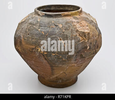 Pot de cendres de poterie sur le stand, ovale et cou verticale, pointe en céramique faïence faïence pot ash Faïence Céramique glaçure plombifère de glacis, edge 27.3 part-tourné poterie cuite pot de cendres sur le stand E-modèle en forme avec la verticale du bord court du cou. A l'origine du camouflage. Restes de deux oreilles incurvées vers le haut située. Des rainures sur l'abdomen. Les éclats d'émail rouge larmes sur l'abdomen et des pieds d'archéologie Heenvliet Bernisse les sourds de faïence foyer chauffage cendres découverte du sol de la prévention des incendies : Heenvliet zone pastorale près de la cheminée. Banque D'Images