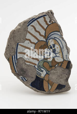 Fragment de fond plat en majolique décor polychrome avec Maria, avec enfant, lave vaisselle Faïence Céramique faïence fragment porte-glaze glaçure plombifère glaze étain 10,7 9,8 W, tournées à la main glacé frit frit majolique peint Fragment de plat. Décor polychrome en orange vert bleu et brun marie avec l'enfant Jésus sur le bras portant les deux halo et d'être entouré par de plus grands halo. L'Écharde de jaune-orange céramique mixte. Porter à la Commission archéologique Coolhaven Rotterdam stand poterie autochtone décorer servir dévotion religion Bible Jésus Christ Maria madonna découverte archéologique dans le sol Rotterdam fo Banque D'Images