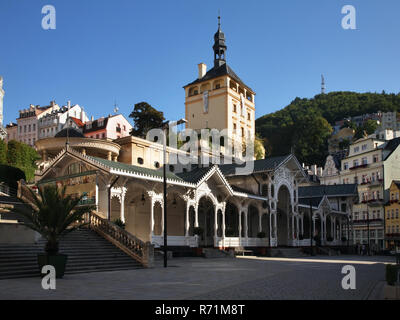 Colonnade du marché et tour du château à la place du marché à Karlovy Vary. La Bohême. République tchèque Banque D'Images