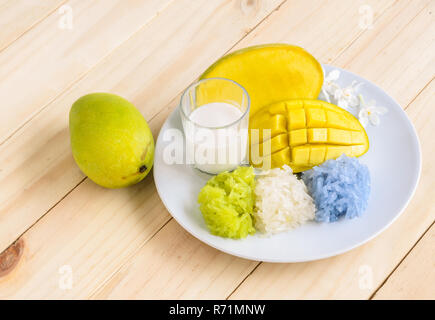 De couleur naturel de mangue et riz gluant au lait de coco, dessert thaïlandais Banque D'Images