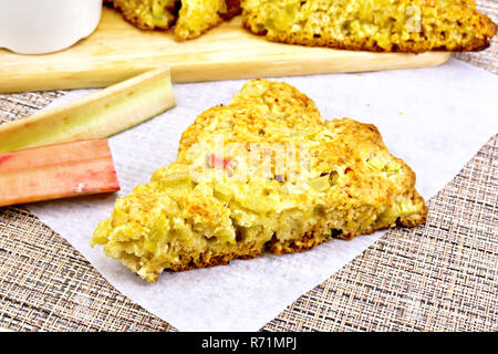 Des scones à la rhubarbe sur serviette caronculée Banque D'Images