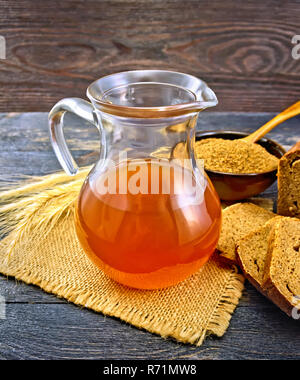 Dans Kvass verseuse en verre à bord Banque D'Images