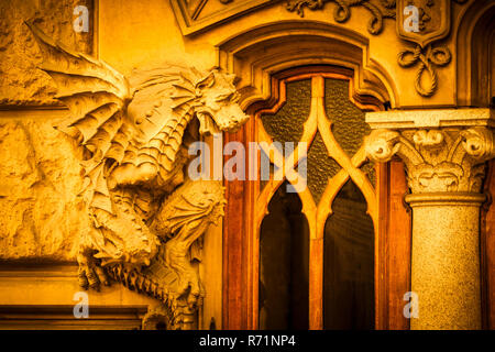 TURIN, ITALIE - Dragon sur la façade du palais de la Victoire Banque D'Images