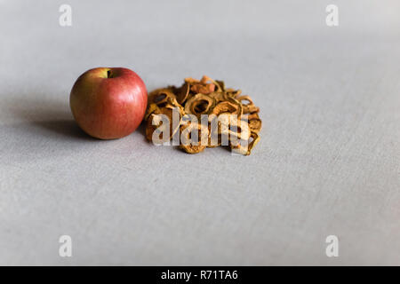 Tranches de pommes séchées se trouvent sur lin. Compote de fruits secs pour la cuisson. Banque D'Images