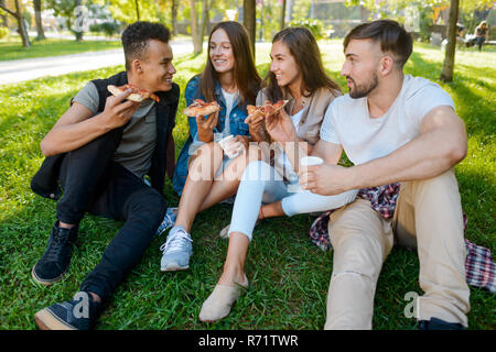 Pizza manger dans le parc Banque D'Images