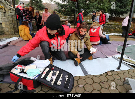 Sofia, Bulgarie - le 5 décembre 2018 : Des bénévoles de l'organisation de la Croix-Rouge bulgare participer à la formation avec un service d'incendie. Banque D'Images