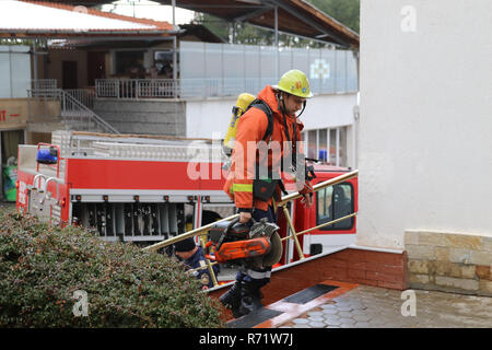 Sofia, Bulgarie - le 5 décembre 2018 : Des bénévoles de l'organisation de la Croix-Rouge bulgare participer à la formation avec un service d'incendie. Banque D'Images